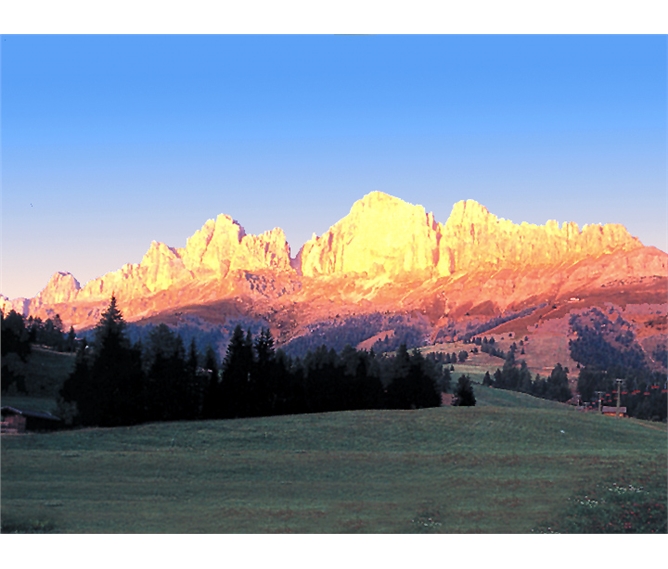Marmolada, královna Dolomit 2020 - Itálie - Dolomity - probouzející se slunce nejdříve osvítí horské štíty
