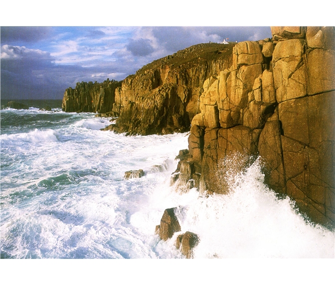 Jižní Anglie, Cornwall, po stopách krále Artuše 2020 - Velká Británie - Anglie - na skalnaté pobřeží Cornwallu buší moře
